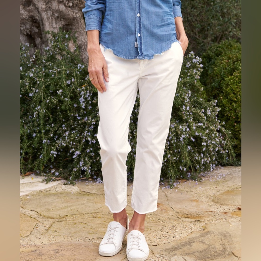 Frank & Eileen Wicklow The Italian Chino
PERFORMANCE TWILL Chalk Cropped 8